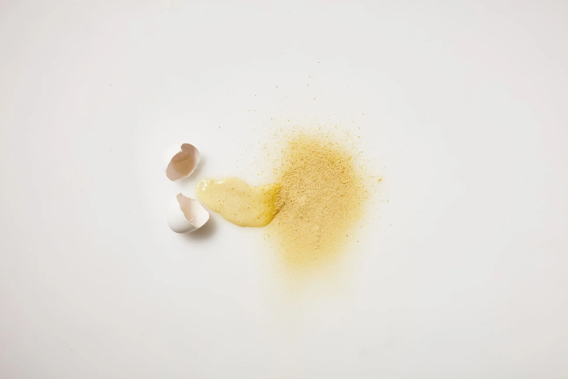 割れた卵と粉末