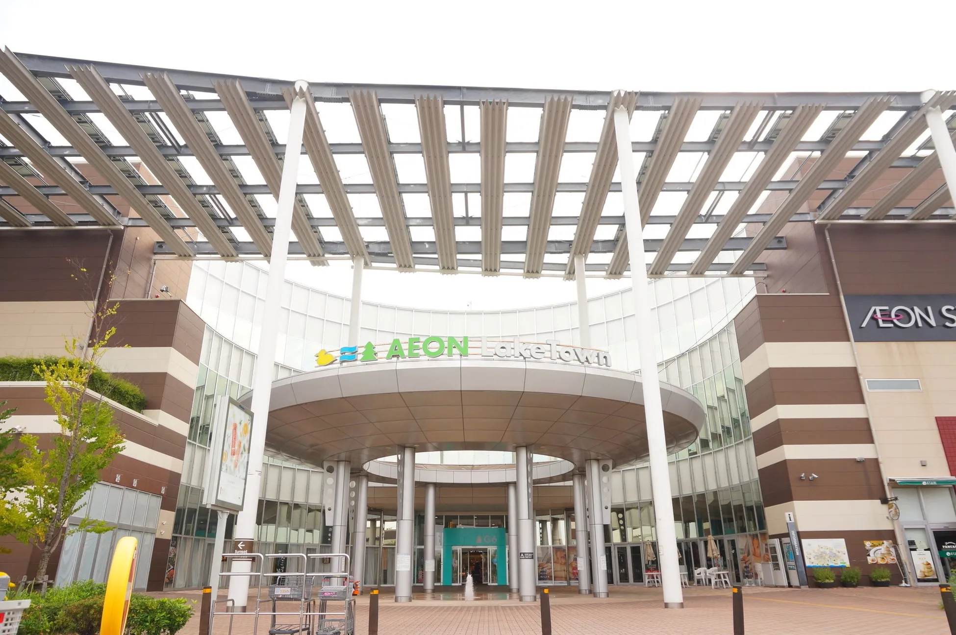 イオンレイクタウンの正面玄関の画像