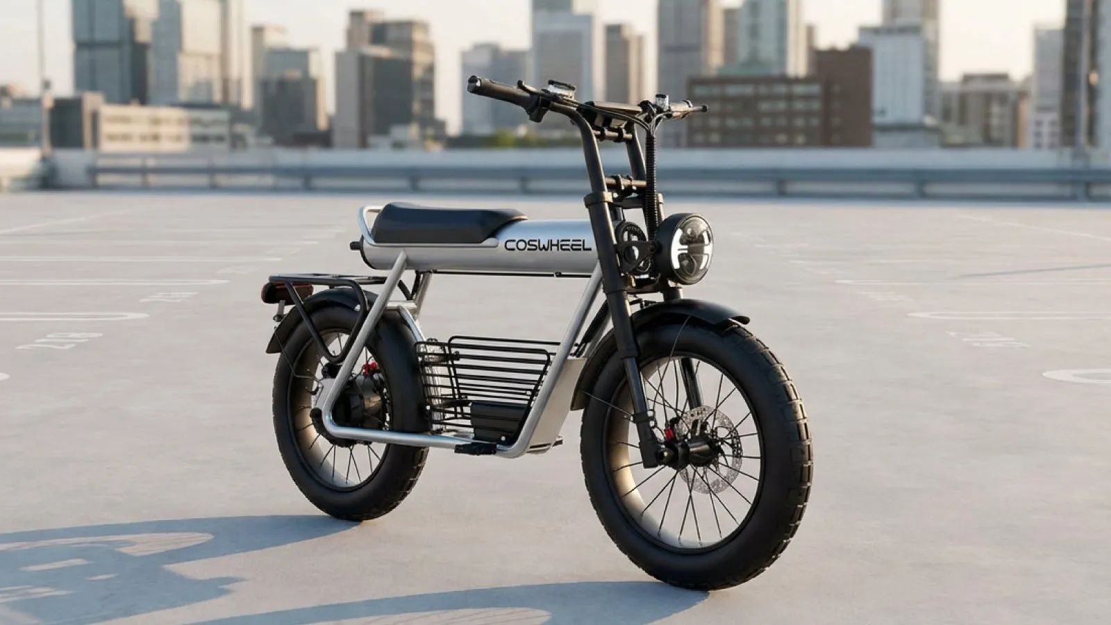 都市の屋上駐車場に駐車された電動自転車の画像です。黒いタイヤと座席、丸いヘッドライトが付いています。自転車のフレームには「COSWHEEL」の文字があります。背景にはぼやけた高層ビルが写っています。
