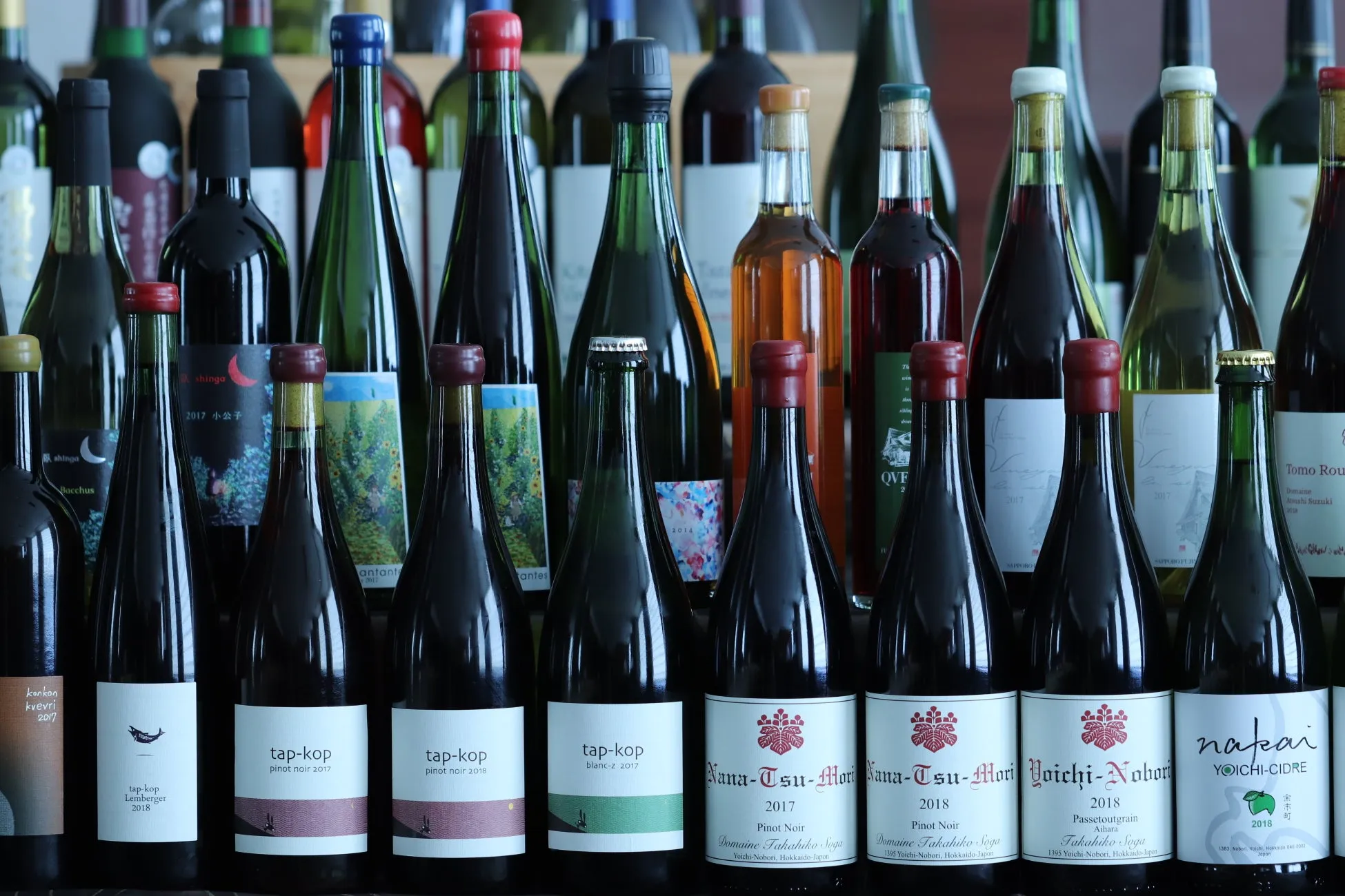 ワインボトルが並ぶ様子