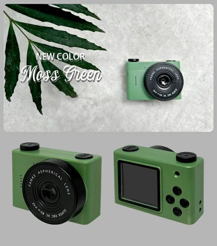 モスグリーンのデジタルカメラの製品画像。葉の飾りと「NEW COLOR Moss Green」の文字が添えられています。