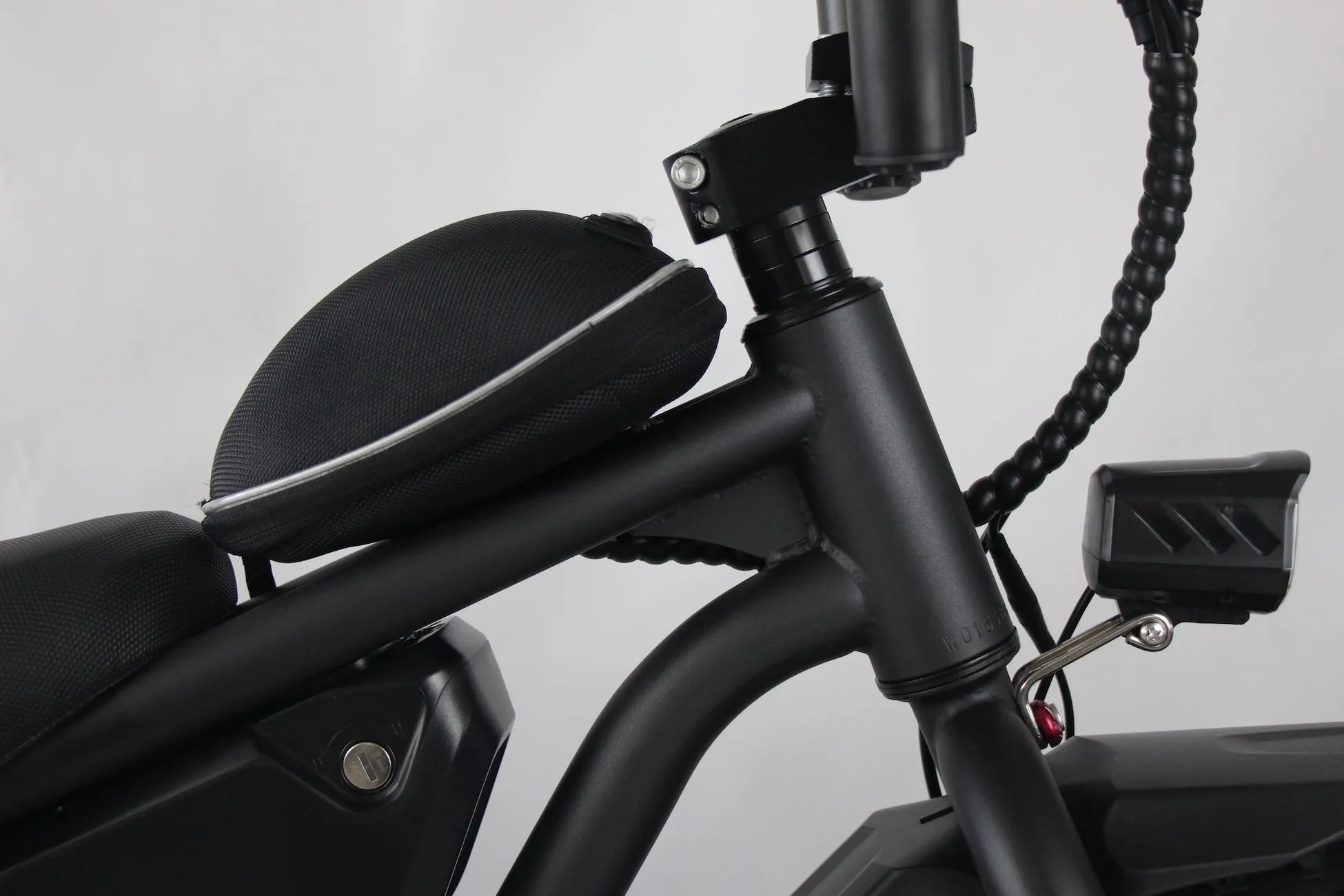 黒い電動自転車のフレームとハンドル周りをクローズアップした画像です。