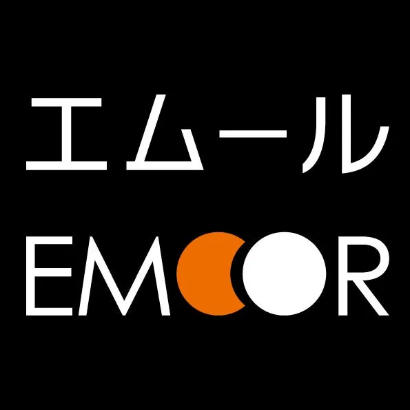 黒い背景に白文字で「エモール」と「EMCOR」と書かれたロゴ。オレンジと白の円が組み合わされている。
