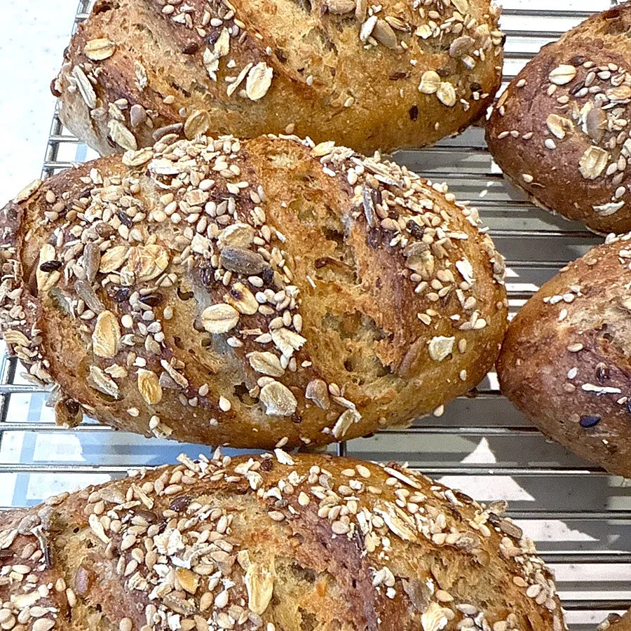 食感も楽しめる穀物たっぷりのパンは、食事にもぴったり。