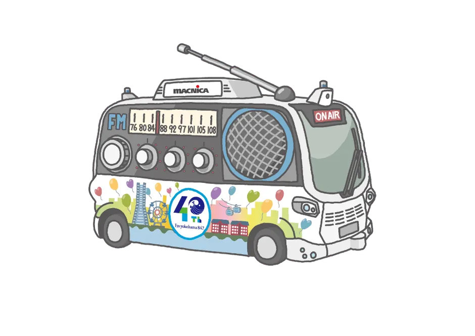 晴れた日の屋外に停車する自動運転EVバス