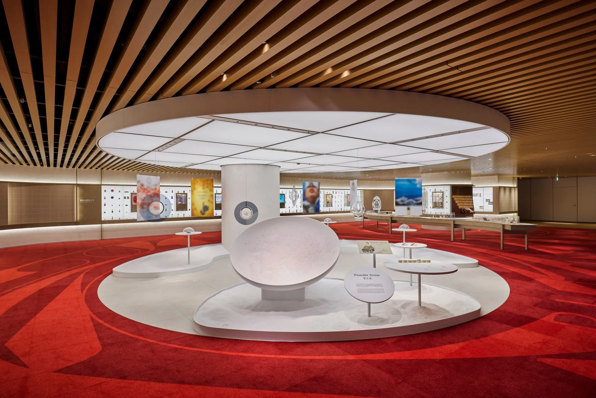 展示室の様子。中央に展示台があり、周囲を赤い絨毯が囲んでいる。