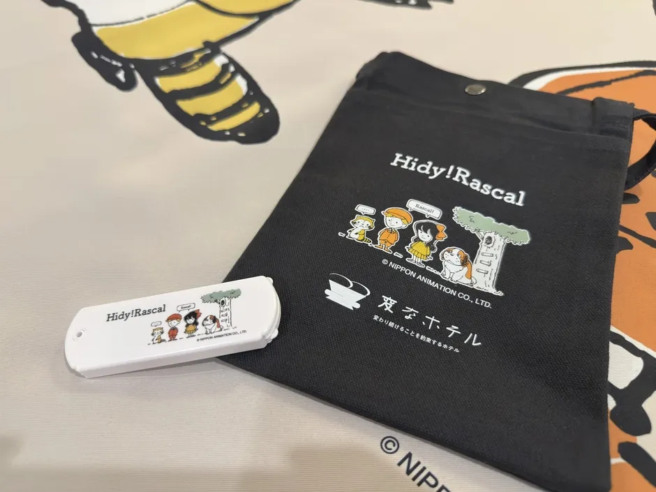 限定ノベルティのサコッシュとヘアコーム