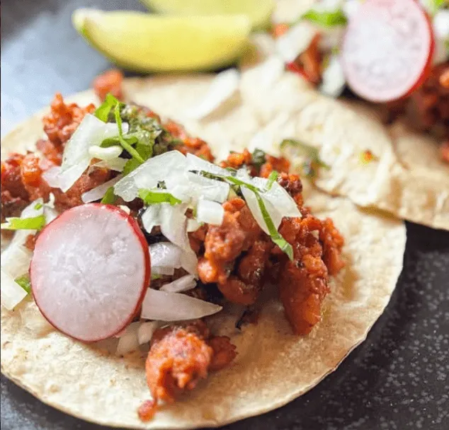 タコスが2つ、ラディッシュと玉ねぎがトッピングされています。