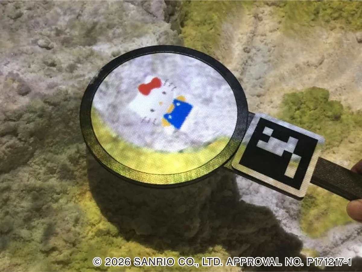 ハローキティのイラストが表示された拡大鏡