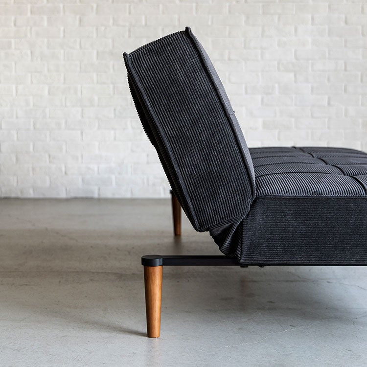美しいコーデュロイ素材の質感と、モダンなデザイン。