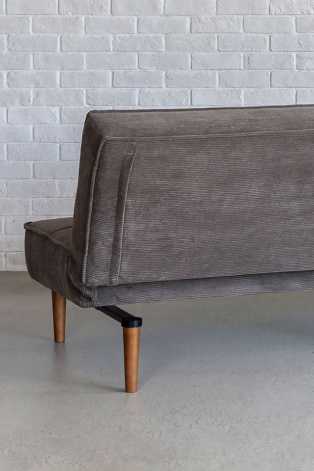 背もたれ裏に収納された脚を引き出すだけで、スムーズにベッドモードへ移行。