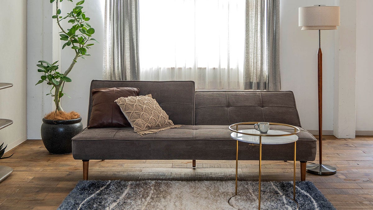 リビングの真ん中に置いても美しい『フレット』。圧迫感のないデザインが魅力です。