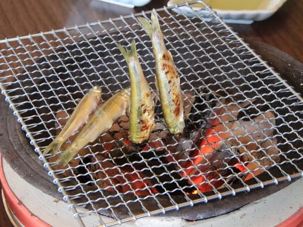 炭火で焼かれるホンモロコ