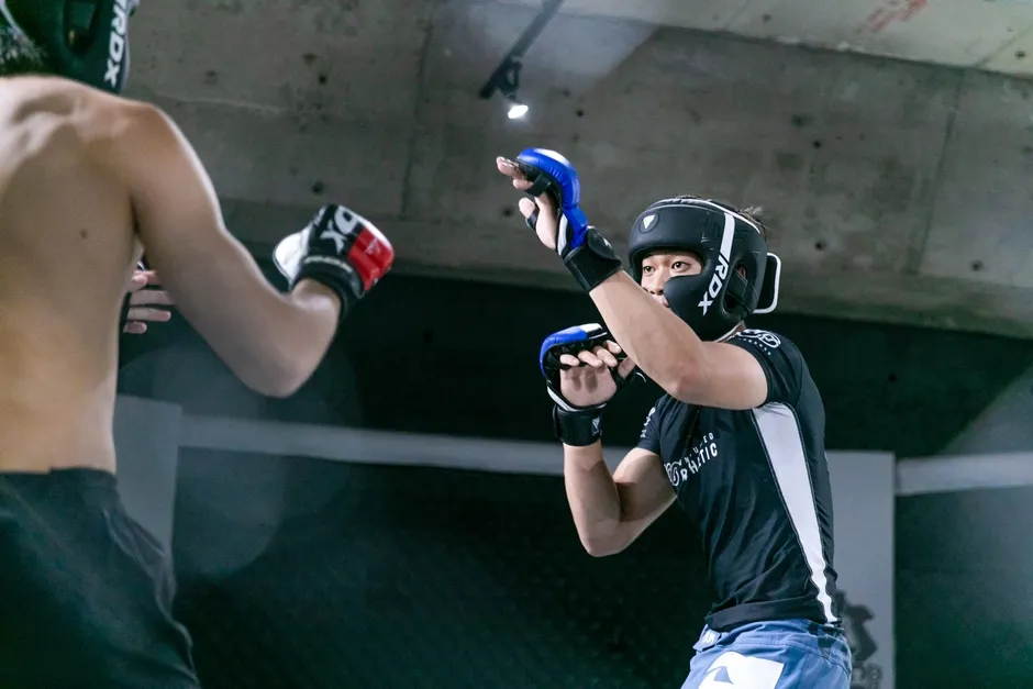 2人の男性が格闘技の試合をしている様子を捉えた写真です。