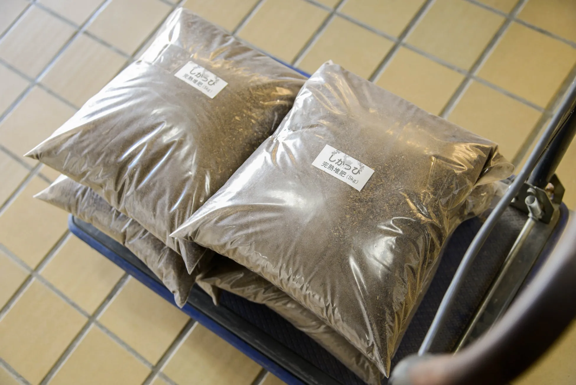 カートに乗せられた肥料の袋