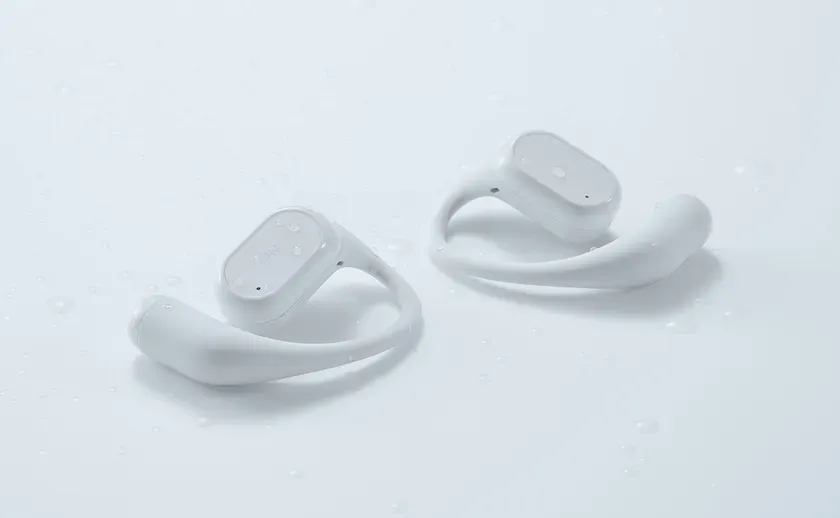 水滴が付いた白いイヤホン