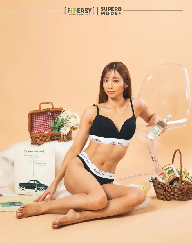 黒い下着姿でポーズをとる女性