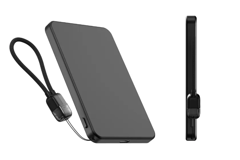 黒色の薄型ポータブル充電器で、持ち運びに便利なストラップが付いています。スタイリッシュなデザインで、外出先でのデバイス充電に最適です。