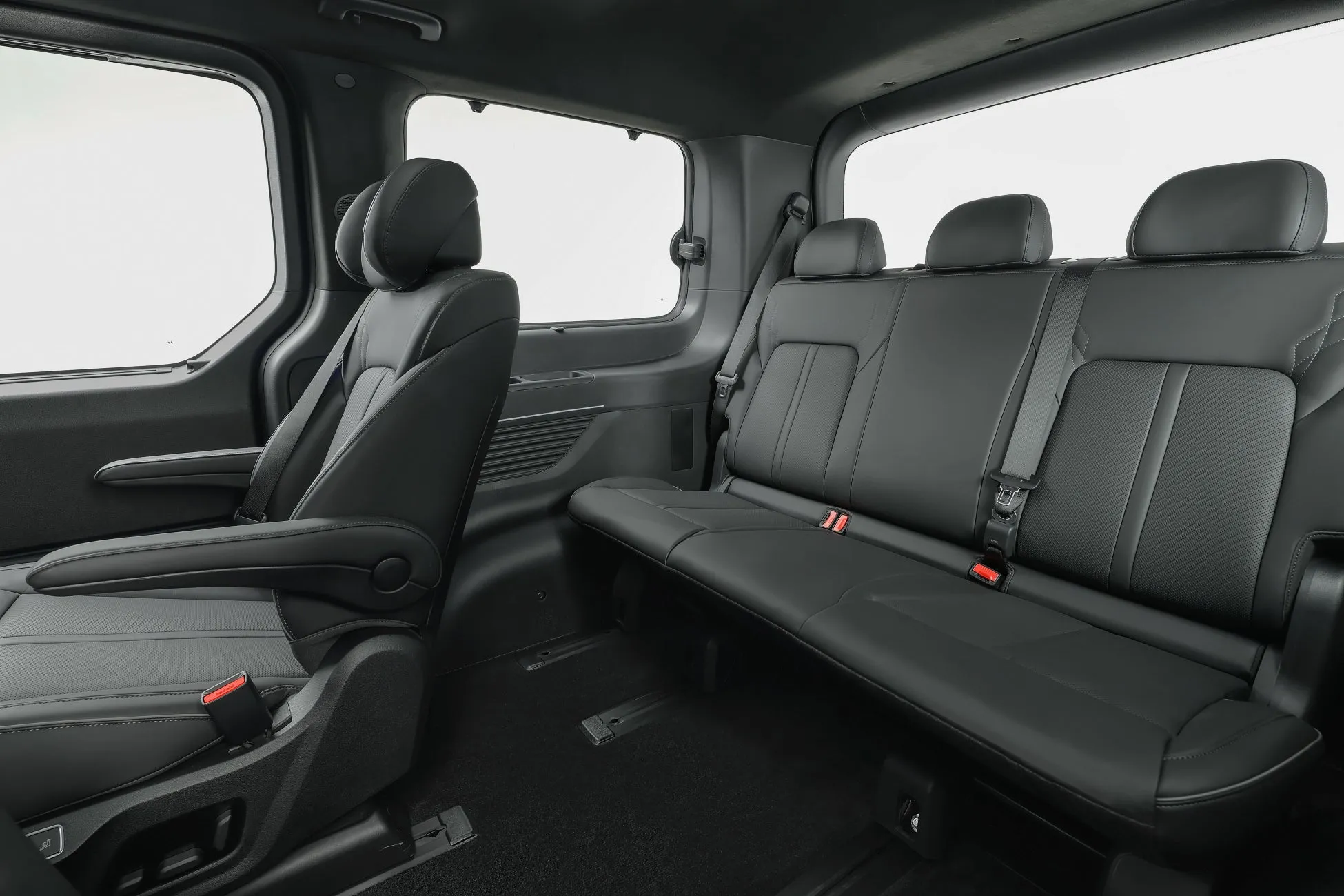 車の内装の写真です。黒色のレザーシートが特徴で、シートベルトやヘッドレストも確認できます。車内は明るく、清潔感があります。