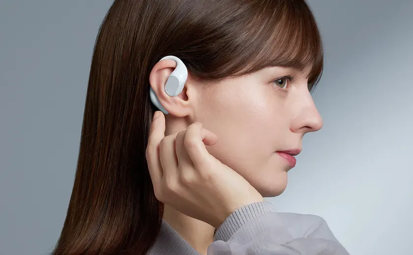 イヤホンを装着した女性のポートレート