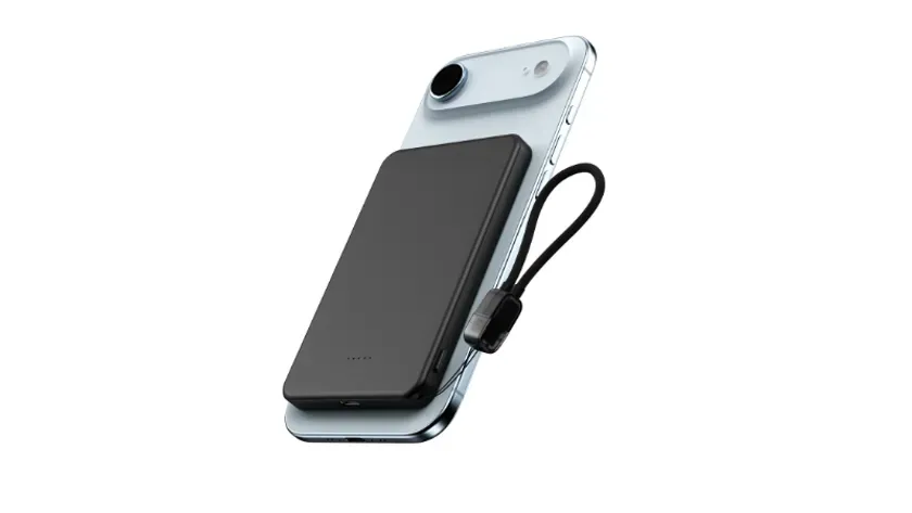 スマートフォンの背面に黒いポータブル充電器が取り付けられている様子を捉えた画像です。充電器にはストラップが付いており、白色の背景に配置されています。