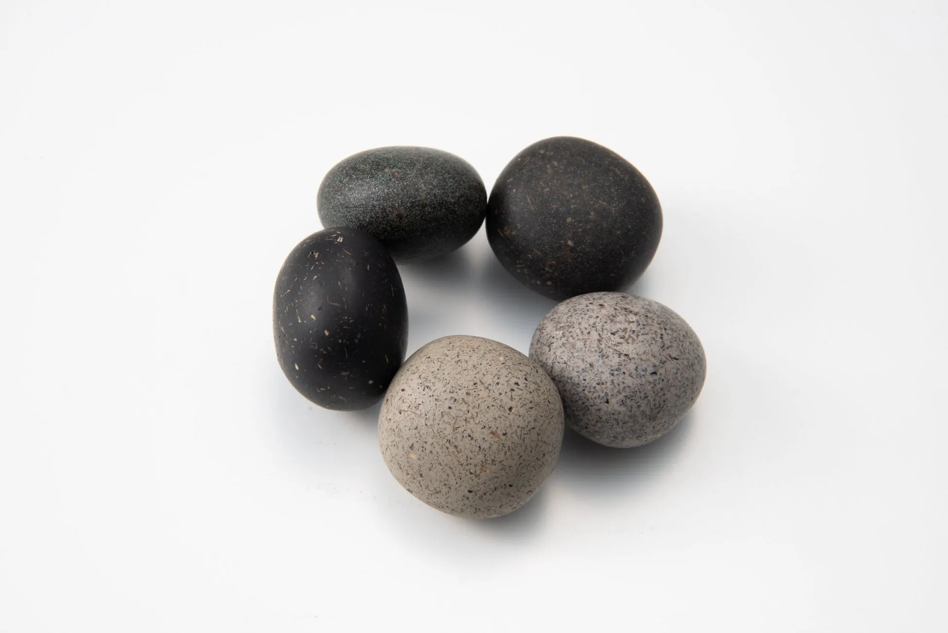 5つの異なる色の石のクローズアップ