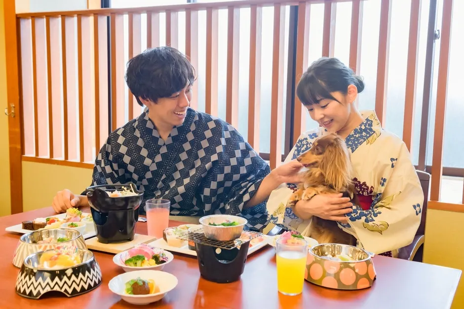 レストランで食事を楽しむ様子