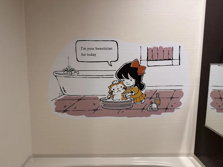 バスルームの壁に貼られたアート