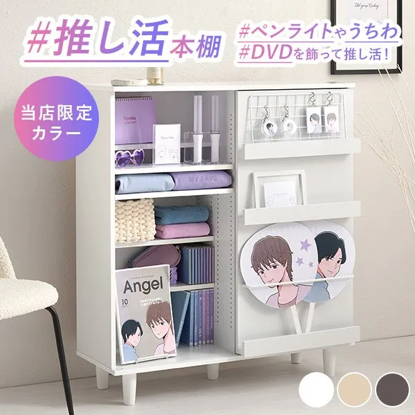推し活グッズが飾られた白い棚