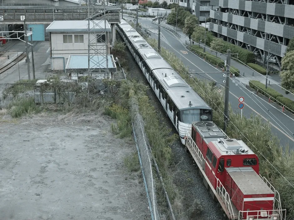 ディーゼル機関車に牽引される13000系