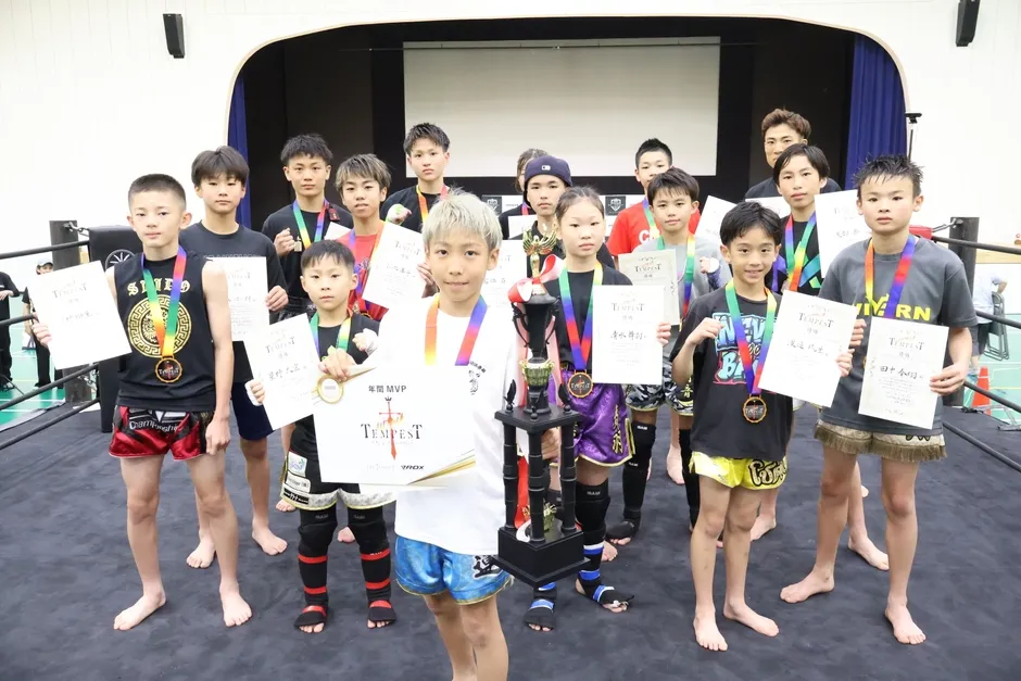 格闘技大会で表彰を受ける子供たちの集合写真。