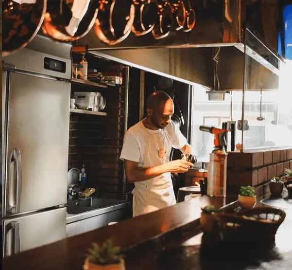 ブラジル人シェフが厨房で調理している様子