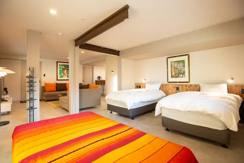 カラフルな寝具がアクセントのベッドルーム