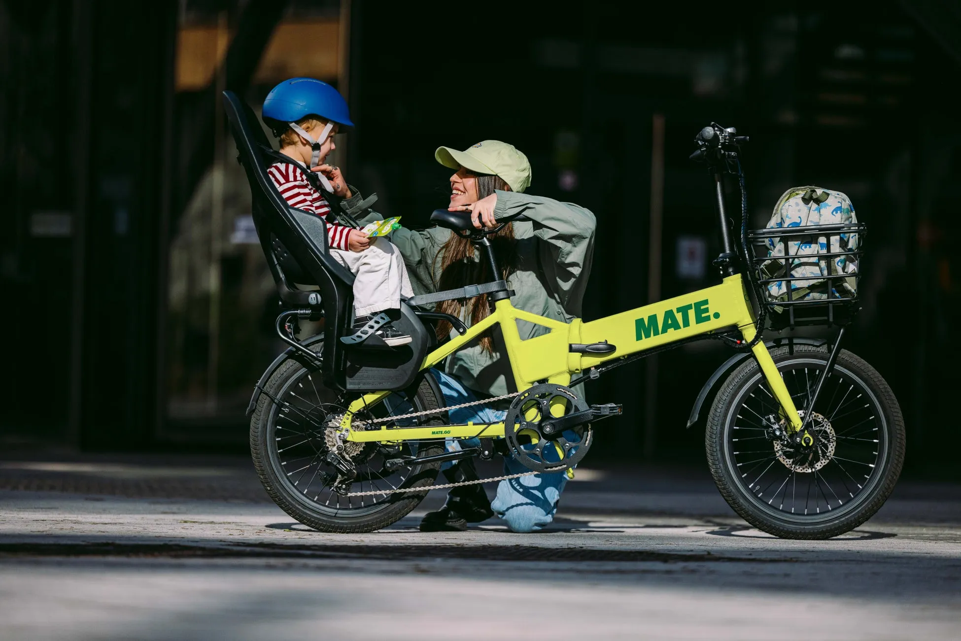 電動自転車に乗る女性と子供