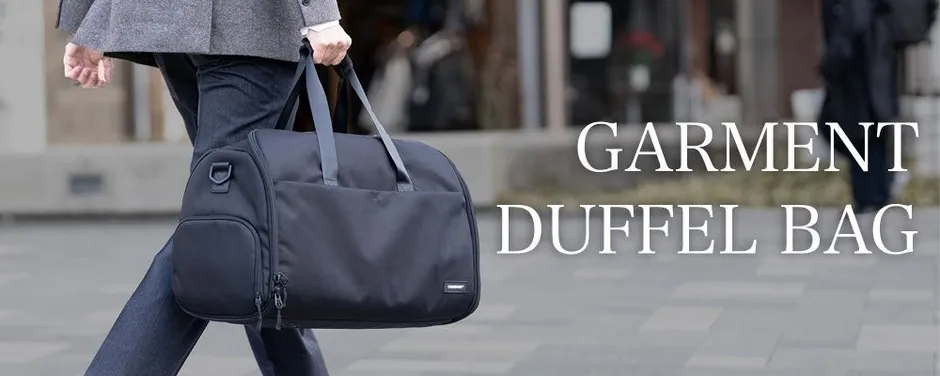 バッグを広げてスーツをセットする様子