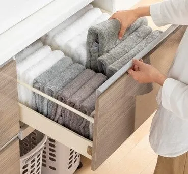 引き出しを開けてタオルを整理している様子。