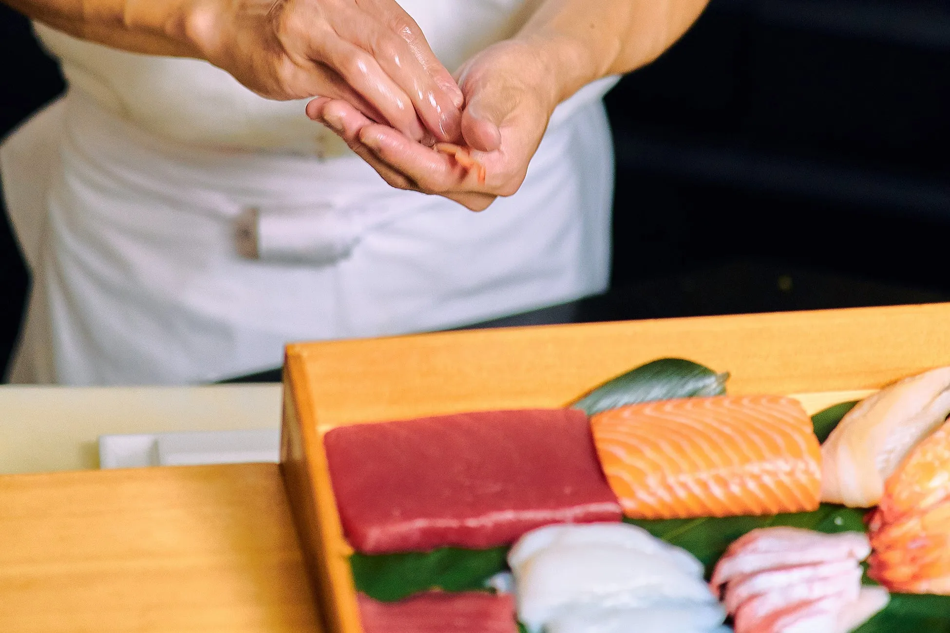 寿司職人が寿司を作る様子