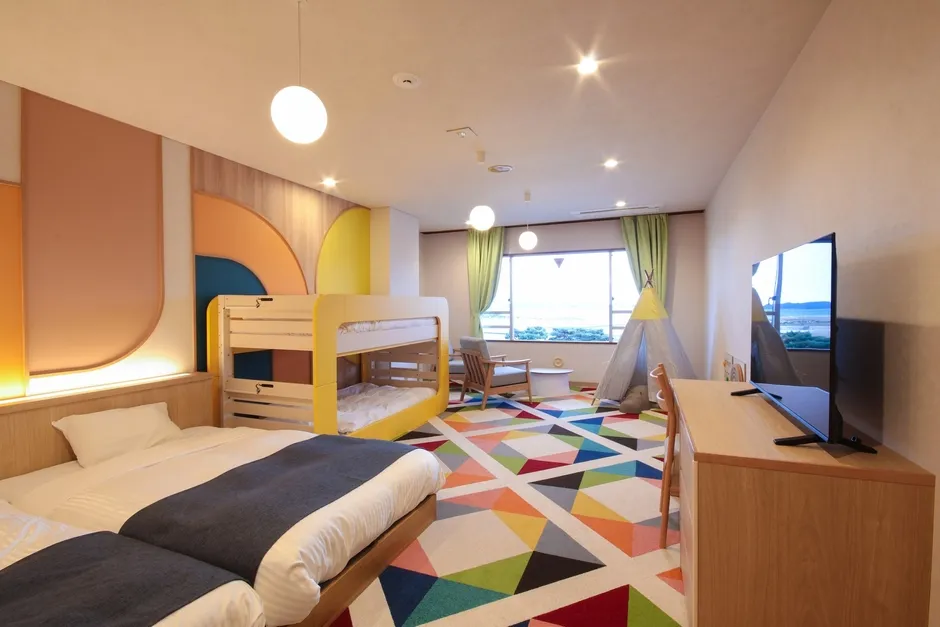 黄色い二段ベッドが特徴的な洋室タイプのキッズルーム