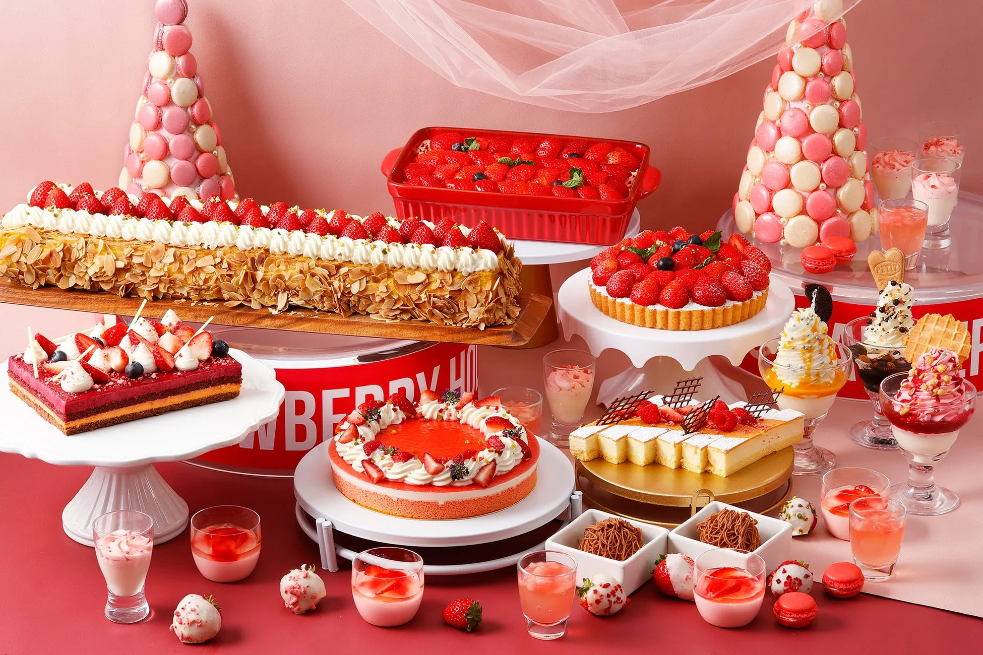 いちごをふんだんに使ったデザートの集合写真