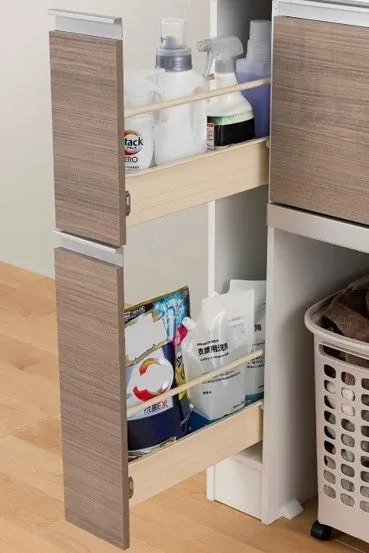 洗剤や洗濯用品が収納された引き出し付きの収納棚の写真です。