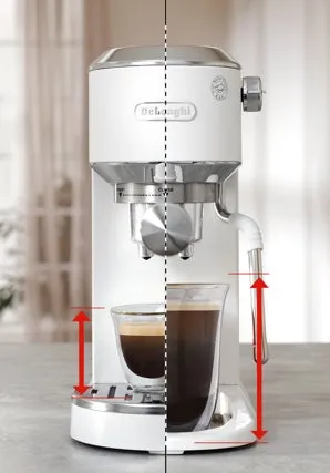 白いデロンギのエスプレッソマシンと、マシンから抽出されたコーヒーが入ったグラスの画像です。マシンの高さを示す赤い矢印が描かれています。