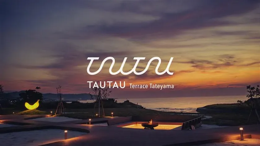 夕焼け空の下、海辺のテラスでくつろぐ様子を描いた画像です。「tutu」のロゴと「TAUTAU Terrace Tateyama」の文字が配置されています。