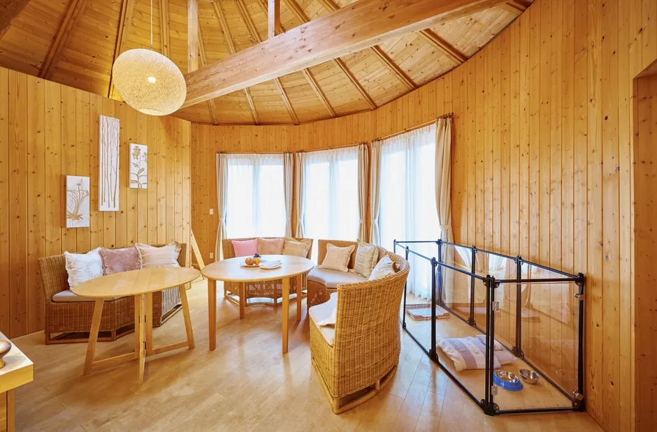 繭のような形の建物