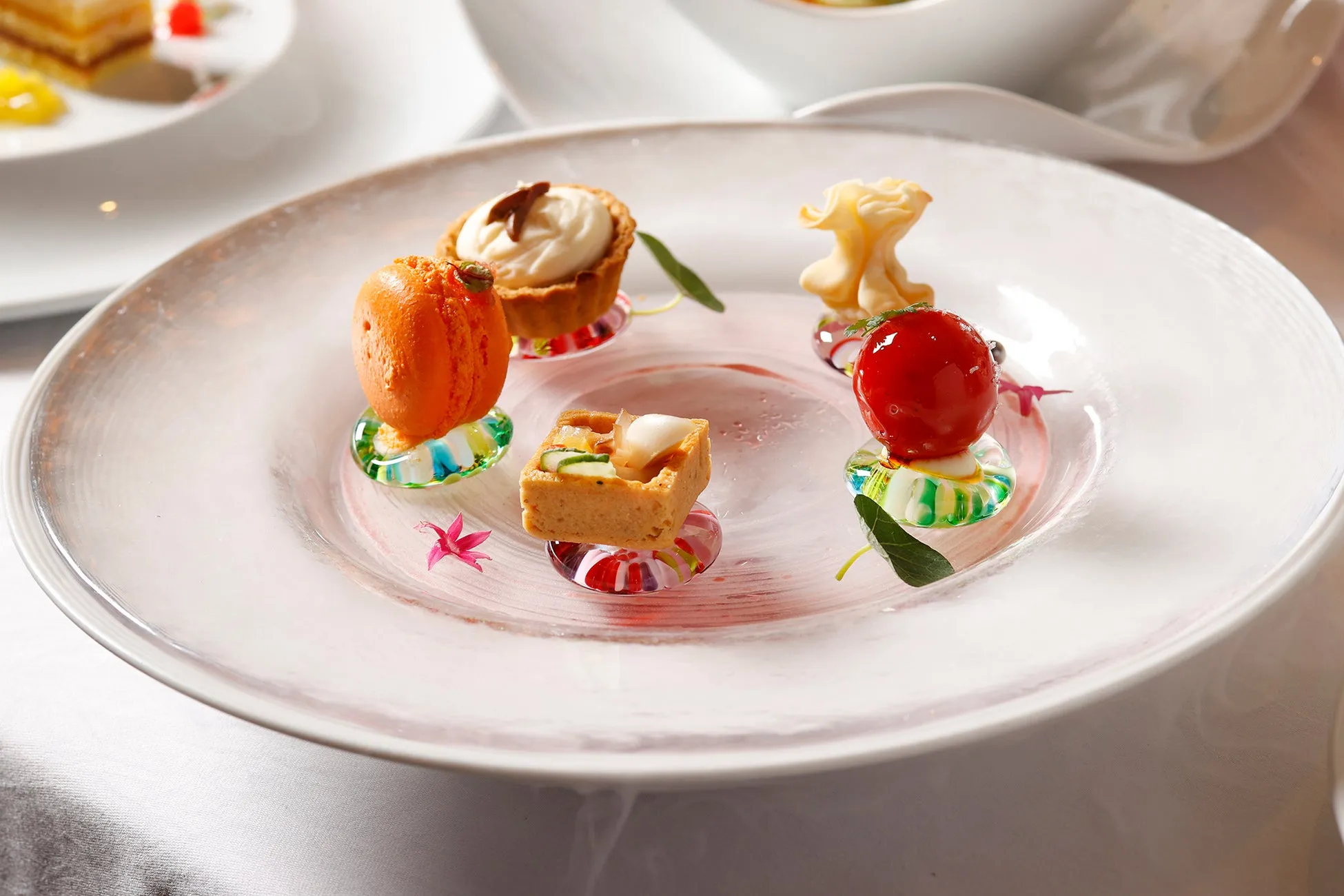 透明なガラス皿に、様々な食材を盛り付けた前菜の盛り合わせ。