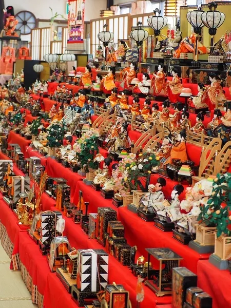 歴史ある雛人形