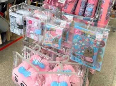 ピンク色の商品が陳列されている様子