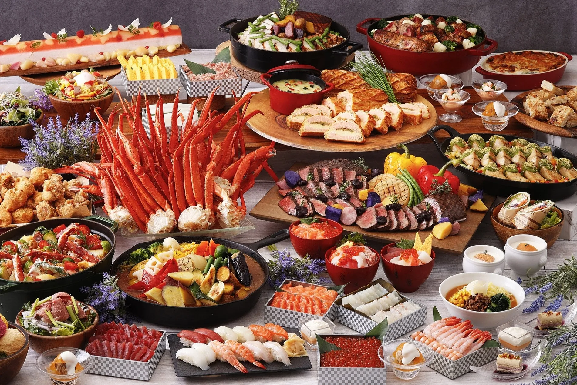 様々な料理が並んだビュッフェスタイルの食事の様子