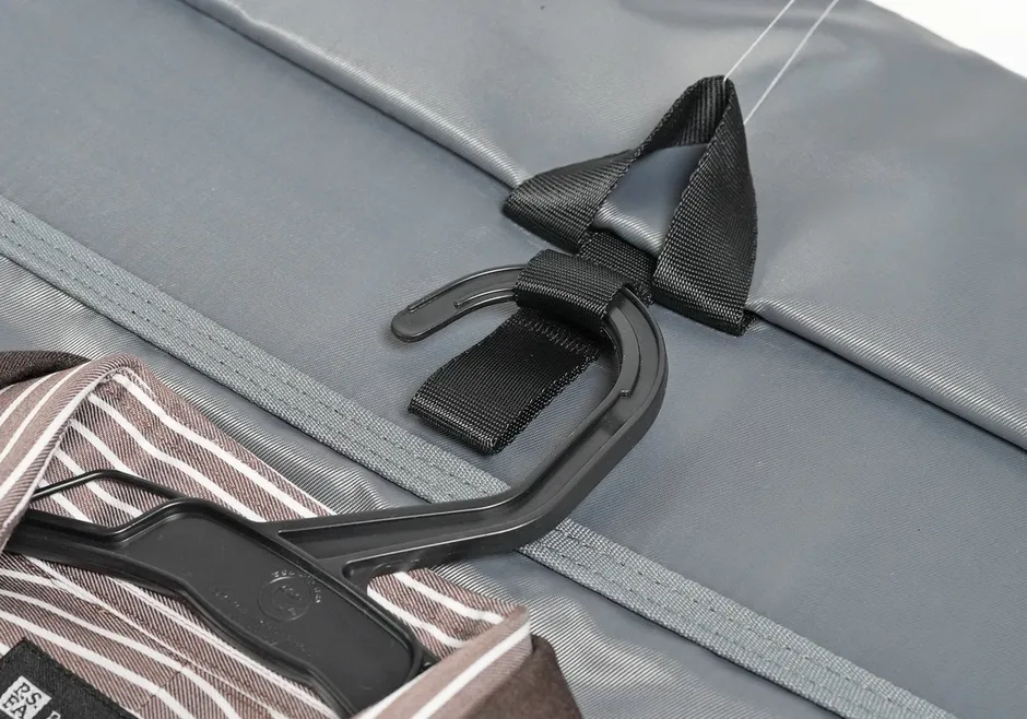 スーツを固定する内部ベルト