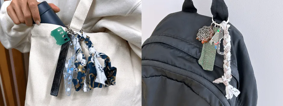 日常使いのバッグに付けられたキーホルダーやチャームを紹介する画像です。左側はキャンバストートバッグに家型や布製のタッセルチャームが、右側は黒いバックパックに観覧車型や編み込みのチャームが飾られています。