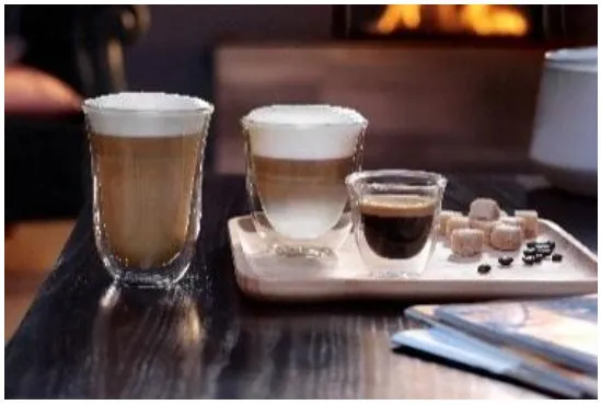 さまざまな種類のコーヒーが入ったグラスがテーブルに置かれています。エスプレッソ、ラテ、カプチーノなどがあります。